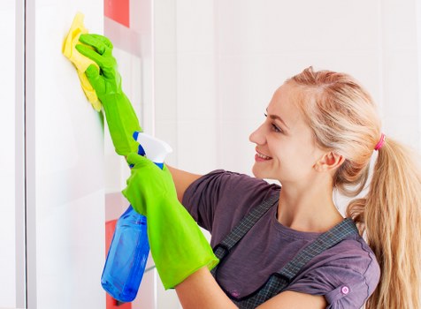 Professional carpet cleaner restoring a Brondesbury home carpet